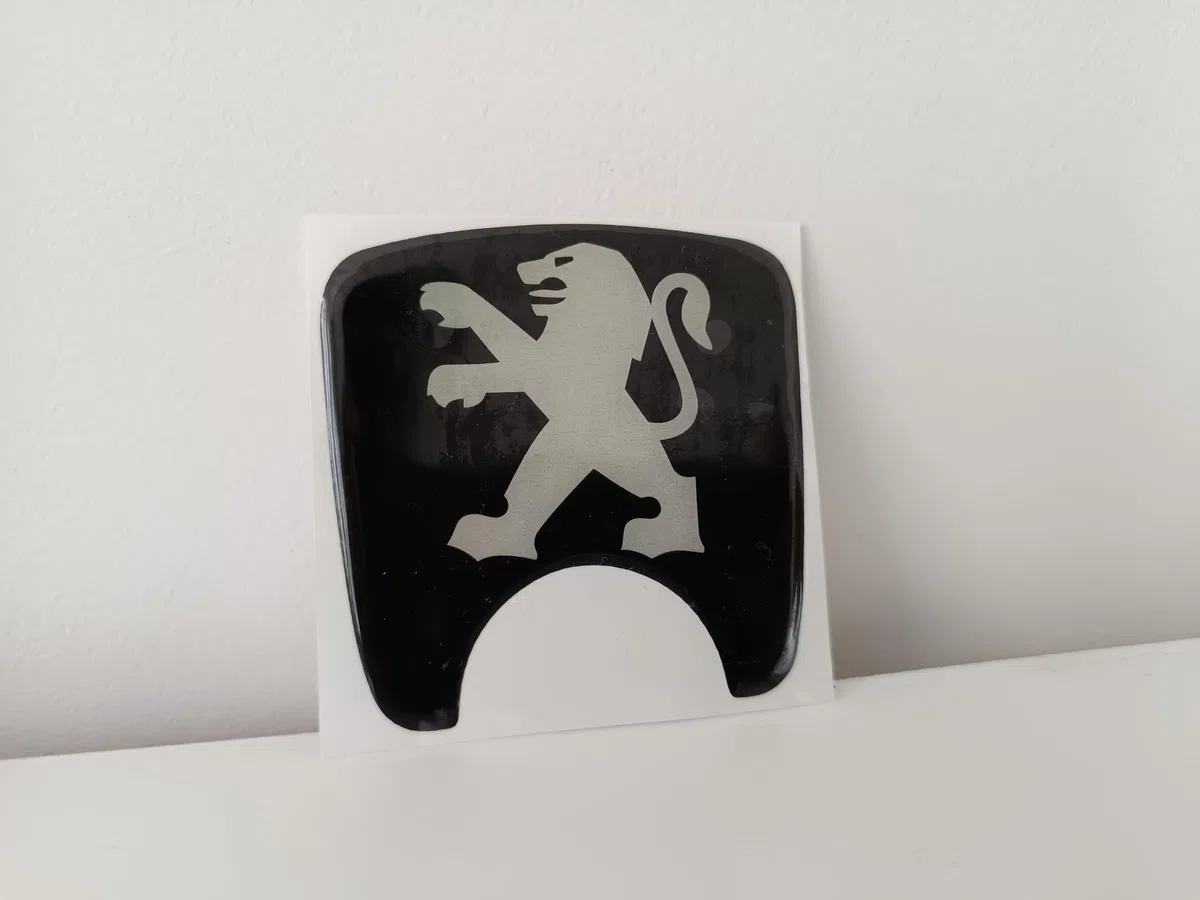 Logo monogramma Sticker Emblema Badge Adesivo Compatibile Baule Peugeot 106 Fase 2