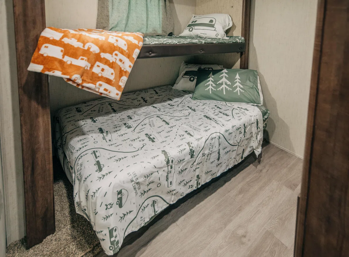 Camco Life is Better at The Campsite - Lenzuola a castello per camper e camper, con design verde e bianco, realizzate in morbido poliestere lavabile in lavatrice, set da 3 pezzi (53477)