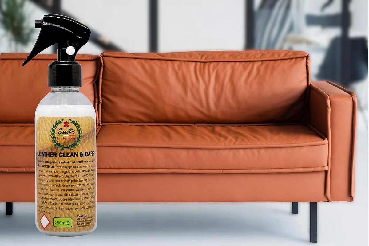 LEATHER CLEAN & CARE prodotto per pulizia divani in pelle, sedili auto in pelle e per tutti gli articoli in pelle. Pulisce, nutre e protegge, tutto in una sola passata. A base acquosa NO Toxic, 250 ml