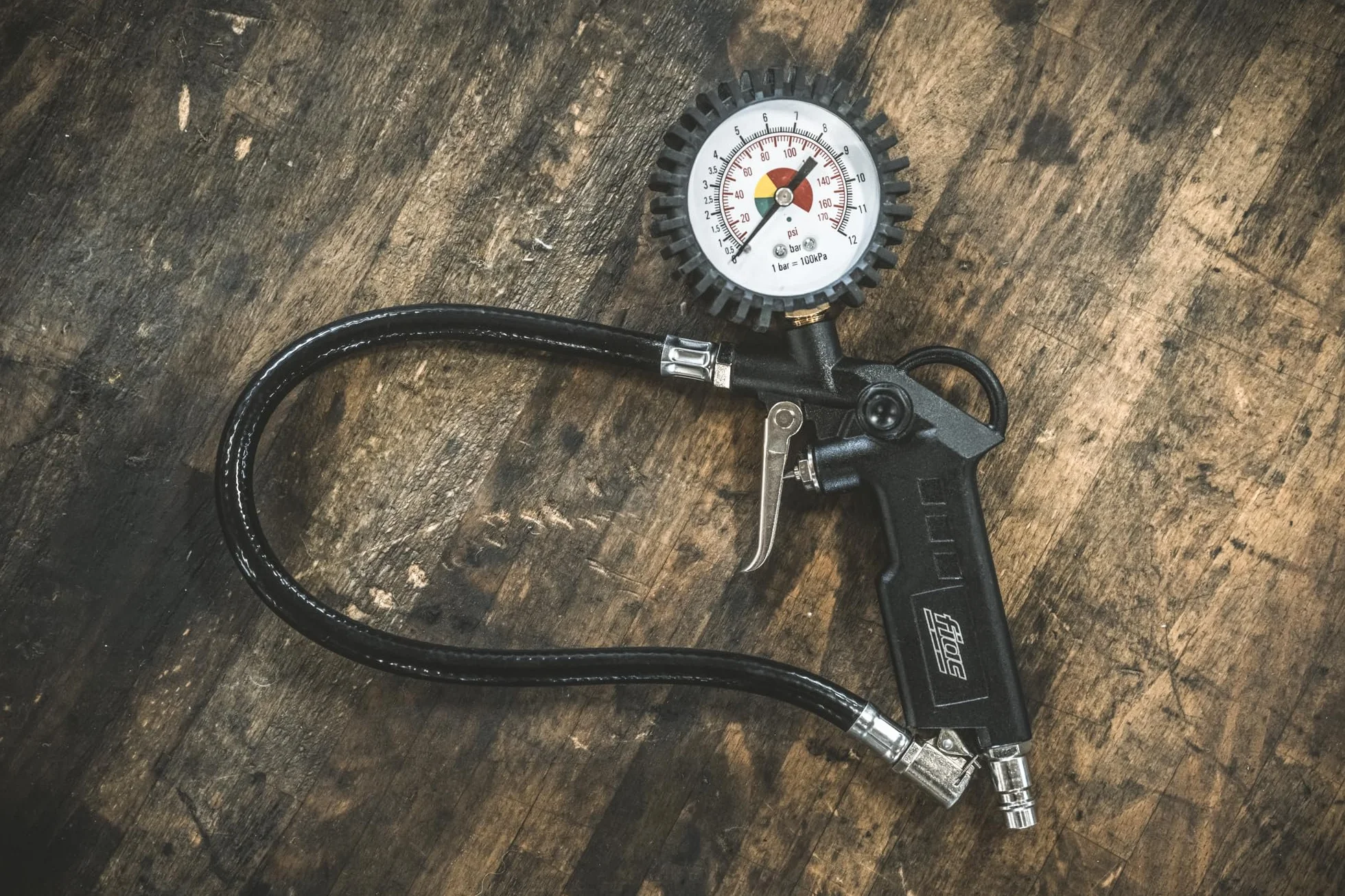 FIAC Pistola Gonfiaggio Pneumatici per Compressore, Inclusi Gonfiagomme con Manometro e 3 Punte di Gonfiaggio, Gonfiagomme con Design Compatto, Pressione Max. 8 Bar, Nero