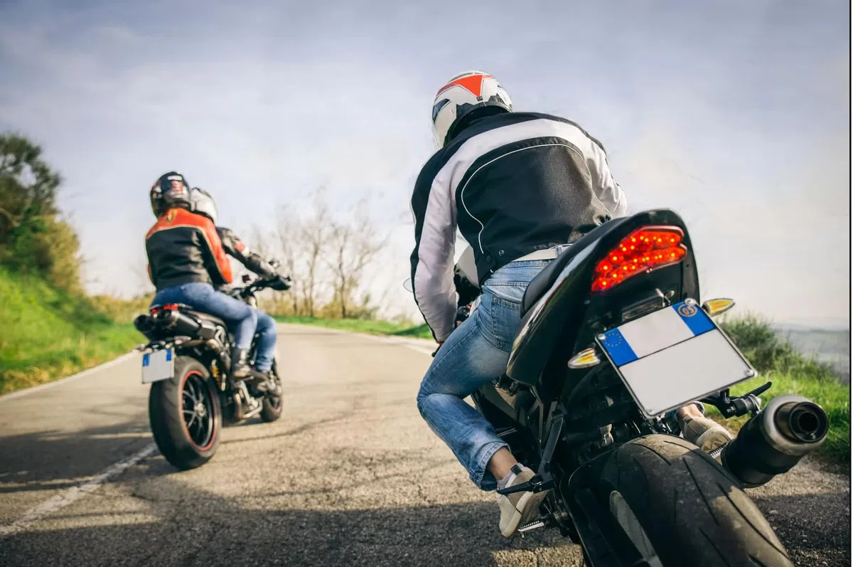 Porta targa moto scooter da 125cc universale posteriore in acciaio verniciato nero resistente per targa europea portatarga