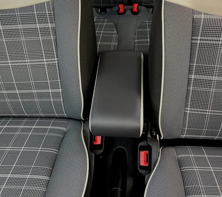 Bracciolo PREMIUM compatibile per 500, 500C, 500S RESTYLING (2015-2025) in ecopelle grigio antracite con laterali bianchi REGOLABILE IN LUNGHEZZA bracciolo specifico e compatibile Fiat 500