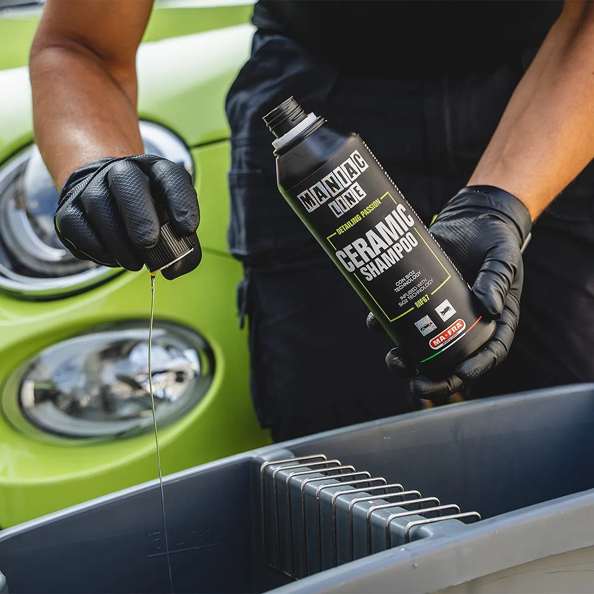 Ma-Fra, Maniac Car Detailing Line, Ceramic Shampoo con SiO2 Technology, Shampoo Auto 3in1 Concentrato, Lava, Sigilla la Carrozzeria, Protegge l'Auto da Agenti Chimici per 90 Giorni, Formato da 500ml
