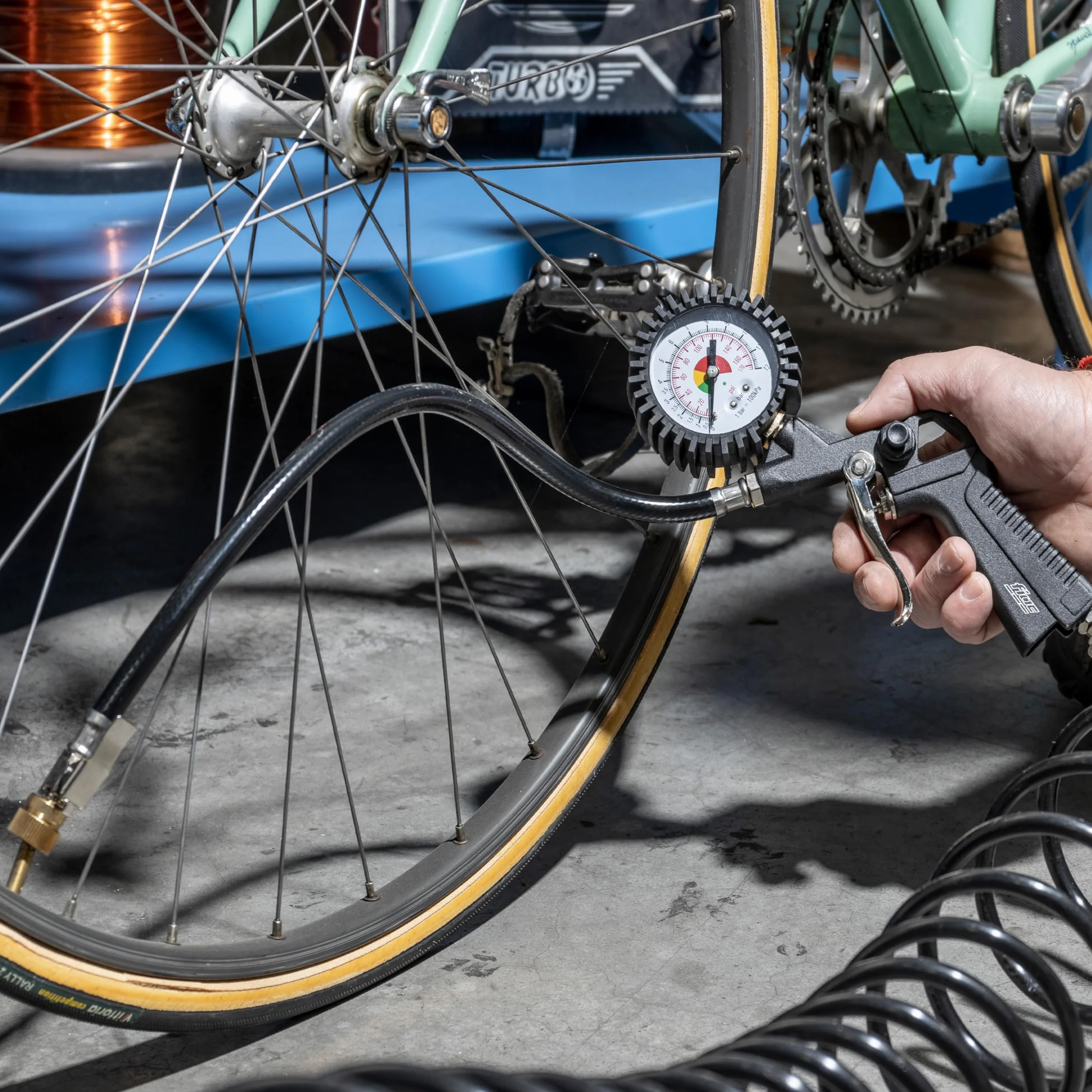 FIAC Pistola Gonfiaggio Pneumatici per Compressore, Inclusi Gonfiagomme con Manometro e 3 Punte di Gonfiaggio, Gonfiagomme con Design Compatto, Pressione Max. 8 Bar, Nero