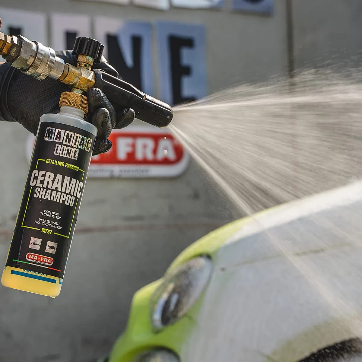 Ma-Fra, Maniac Car Detailing Line, Ceramic Shampoo con SiO2 Technology, Shampoo Auto 3in1 Concentrato, Lava, Sigilla la Carrozzeria, Protegge l'Auto da Agenti Chimici per 90 Giorni, Formato da 500ml