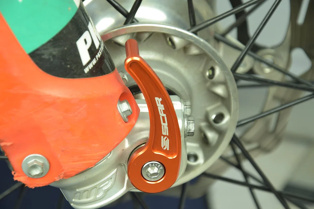 SCAR Estrattore Perno Ruota Anteriore Compatibile con KTM EXC TPI EXCF 125 150 250 300 350 450 500 15-22 - Arancione
